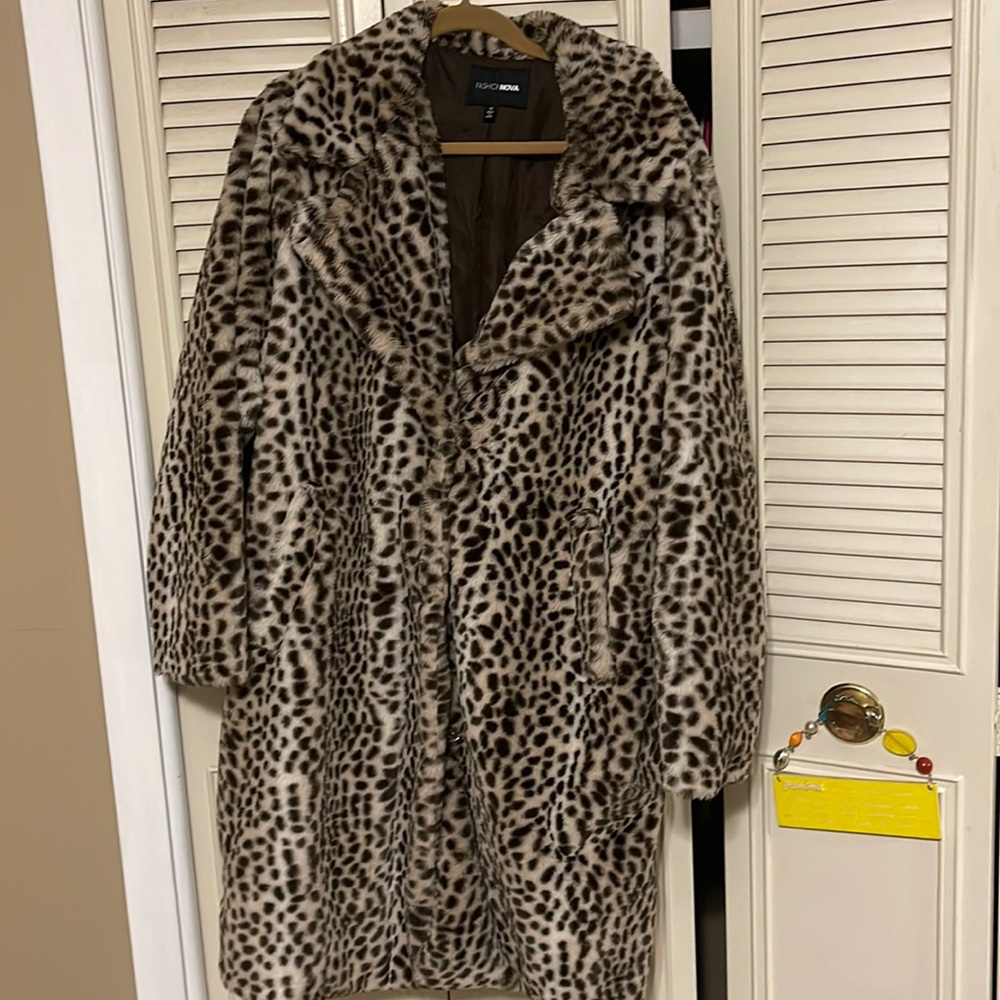 Size 1X fuzzy leopard coat